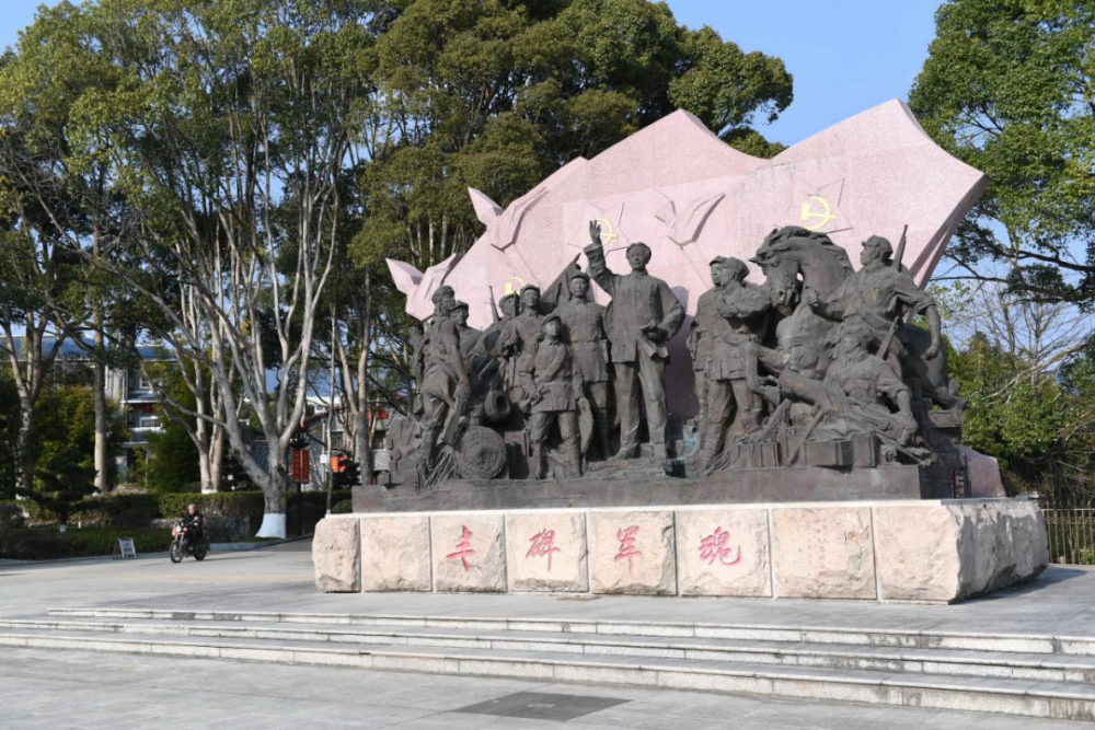 古田會議紀念館前的“豐碑軍魂”雕塑群（ 2021年1月25日攝）。新華社記者林善傳攝